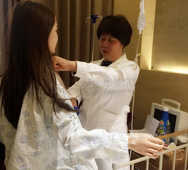 【隆胸后胸部硬如馒头，是包膜挛缩吗？】