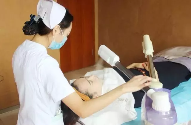 刚离婚的她曝光恋情？这张脸...想单身都难！