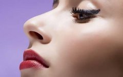 偏要去美容店隆鼻 结果她的鼻子被整歪了 width=