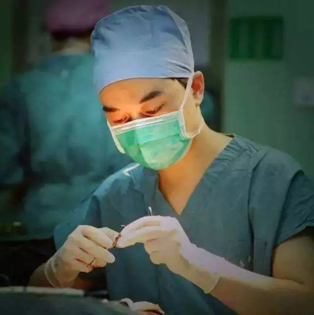 【做了两年医助后，我对做整形医生绝望了……】