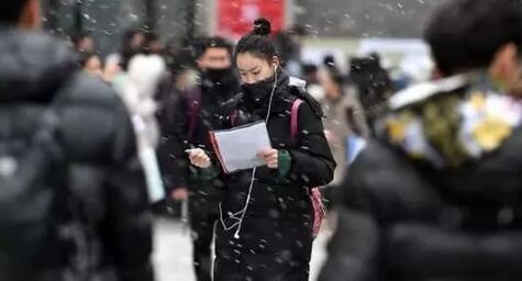 【各大高校艺考，学生为了形象在寒风中“光腿”您怎么看？】