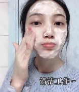 脸上毛孔粗大怎么办？这一招让你重焕牛奶肌！ width=