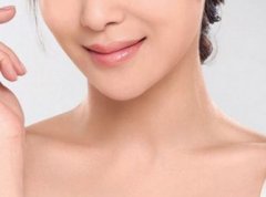 来了解一下什么是自体脂肪填充鼻唇沟? width=