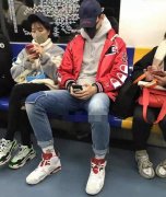 于小彤跟陈小纭在地铁上上演摸大腿，两任女友是来比谁整的更多吗？ width=