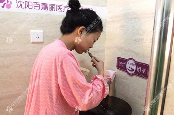 内窥镜德国vizaar威萨隆胸案例一则，你******憋拒绝！