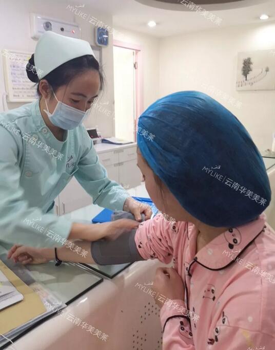 塌鼻子隆鼻前后对比