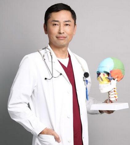 王艇隆鼻好还是王军隆鼻好，给点意见吧~
