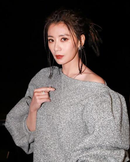 贾静雯女儿喝奶狂摇头大眼萌
