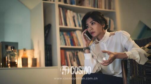 贾静雯女儿喝奶狂摇头大眼萌