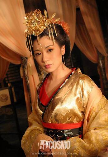 贾静雯女儿喝奶狂摇头大眼萌