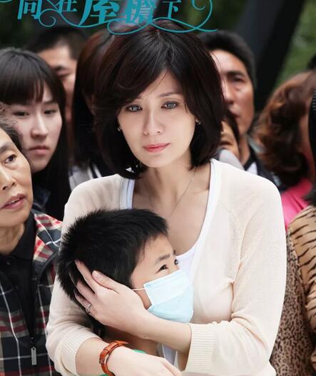 贾静雯女儿喝奶狂摇头大眼萌