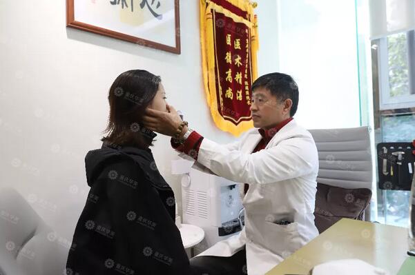 水滴鼻养成记|插座鼻变小俏鼻，女格斗教练整成“李沁”？