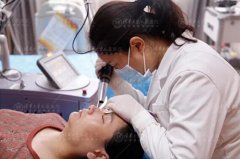 北京清华大学玉泉医院答：脸颊毛孔大，做什么项目能改良？ width=