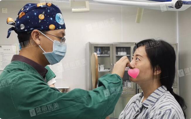 微创去眼袋＋眶隔脂肪转移术的案例这儿摆着一则，来围观哇！