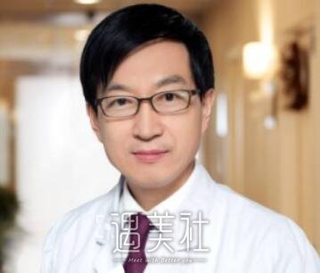 　　一个技术精湛，审美到位的整形医生关乎到手术成功与否，因此我们在挑选医生的时候就需要综合考量。那么那个在重庆联合丽格整形医院的王志军医生怎么样呢?下面就让小编来为大家做一个简单的介绍吧。  　　个人简介  　　王志军，主任医师、医学博士，是中国医疗整形美容外科的专家，从事整形外科行业已经有看二十多年的临床经验。在整形外科方面有着二十多年的深入研究做出了卓越的贡献。多次被美国、西班牙以及日韩******邀请参见讲学，曾在北京丽都为约来自28个地区的整形医生进行精品手术展示，此外，王志军主任曾发表面部解剖、面神经相关论文数十篇。  　　王志军所创造的两级递进式除皱为当下国内领域做出了杰出贡献，该术式操作难度较高且较为复杂，但果显著，是较为受欢迎的除皱方式。  　　从业经历：  　　1988—2003年，任辽宁省人民医院整形外科住院医师。  　　1993—1995年，被派赴利比亚“卫生部烧伤与整形外科中心”工作两年，任整形外科专家组长。  　　2002年，主持973项目的子项目“自然细胞外基质的组织工程研究”辽宁省区域内的研究工作。  　　2003年4月，任大连附属新华医院副院长，兼整形外科主任、党委书记，院长。  　　医生荣誉：日本两任前相高规格接待的中国医生、中华医学会推荐两院院士候选人，重庆联合丽格总院长、奥德丽格门诊部院长