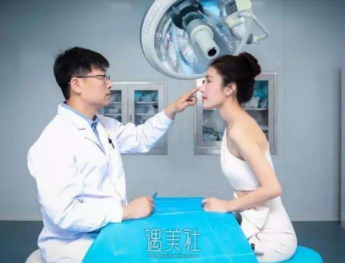 北京隆鼻专家李劲良厉害吗?先看看他的个人资料呢!