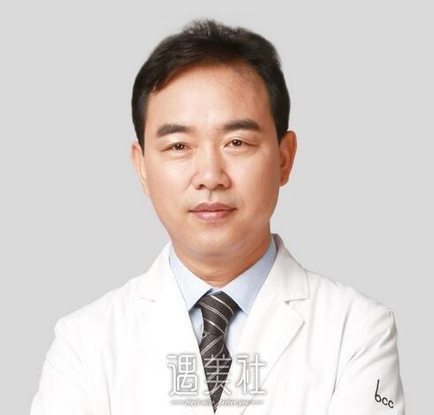 巫文云,隆鼻