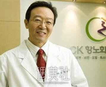 去北京金炫澈整形做了脂肪卧蚕，现在笑起来倍儿魅力哦~