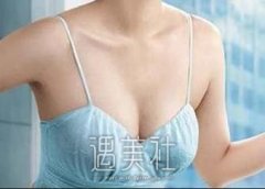 胸部下垂能做假体隆胸吗？我这个下垂的有点凶 width=