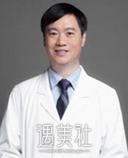靳小雷,隆鼻