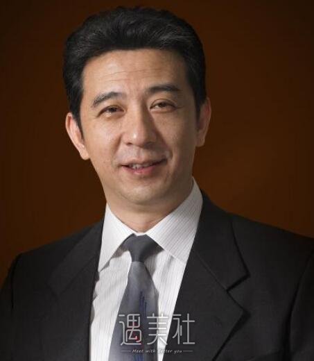 朱灿,隆鼻